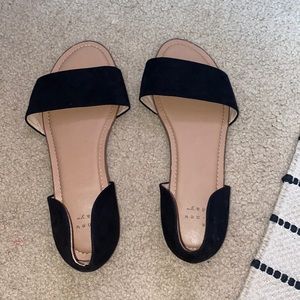 Super cute black sandals! Never worn out